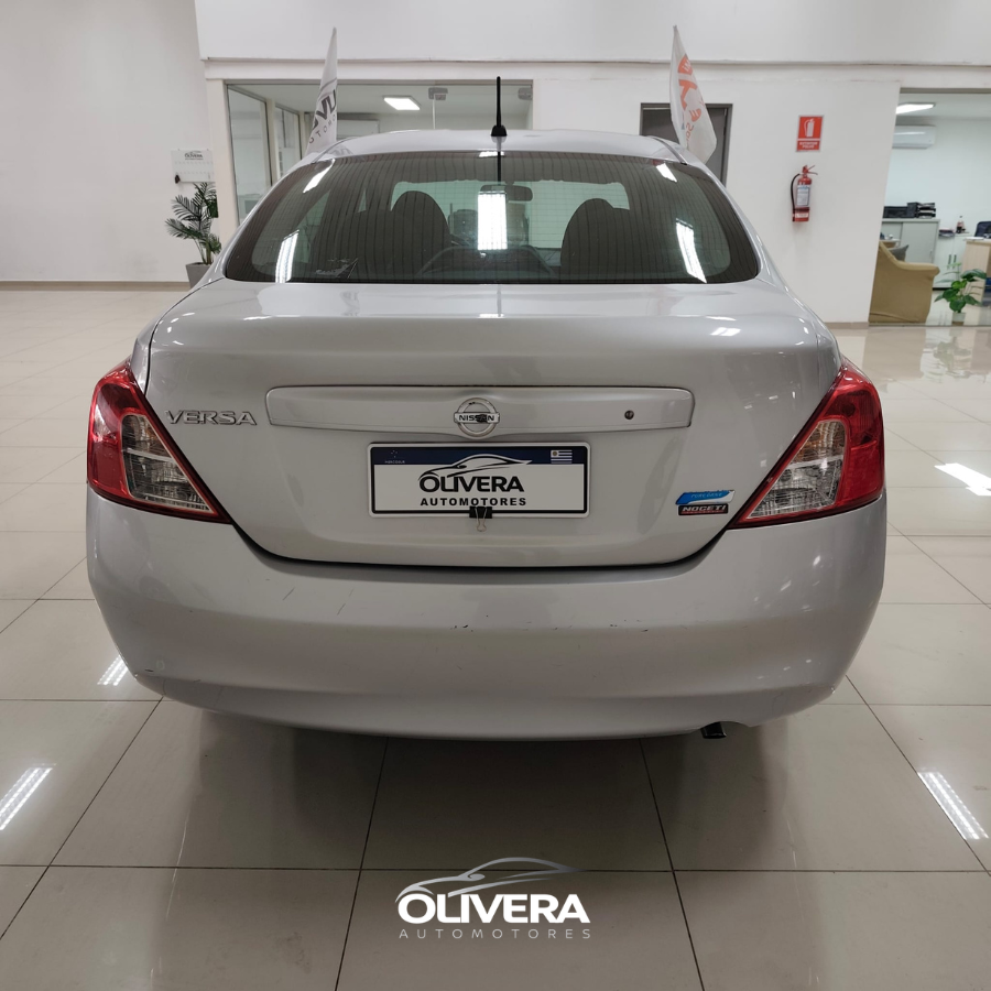NISSAN VERSA FULL AT