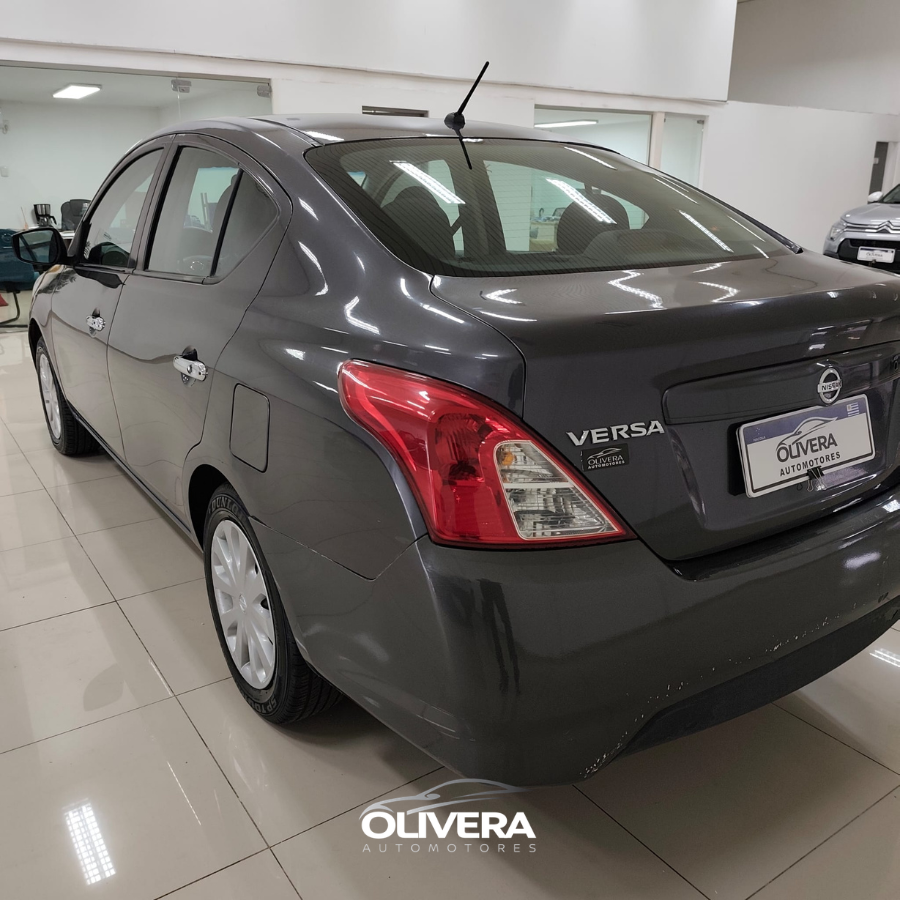 NISSAN VERSA AUTOMATICO
