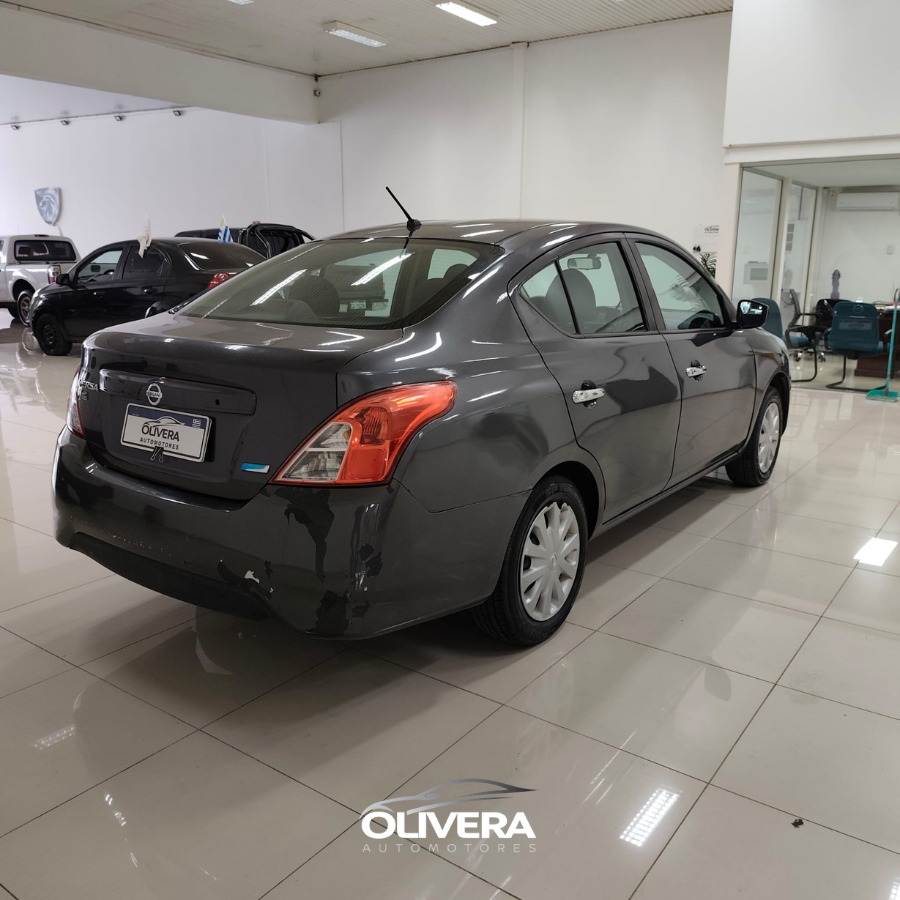 NISSAN VERSA AUTOMATICO