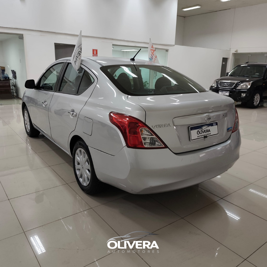 NISSAN VERSA FULL AT